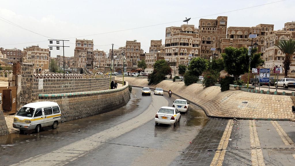 Ajoneuvoja kadulla Jemenissä heinäkuussa 2016. Kuvituskuva. Kuva ei liity uutiseen.