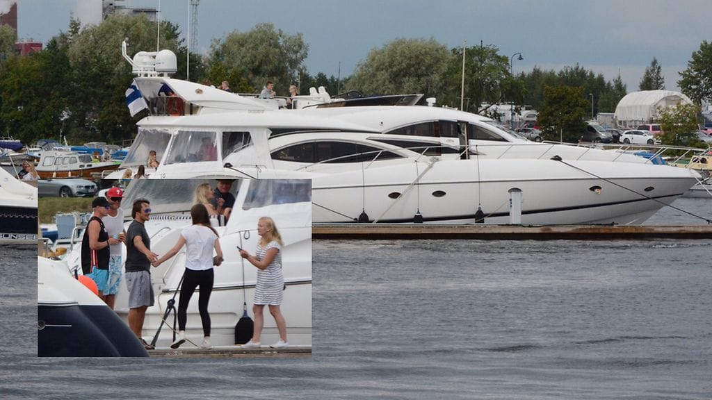 Teemu Selänteen jahti vetää puoleensa kiinnostuneita faneja Kotkan meripäivillä.