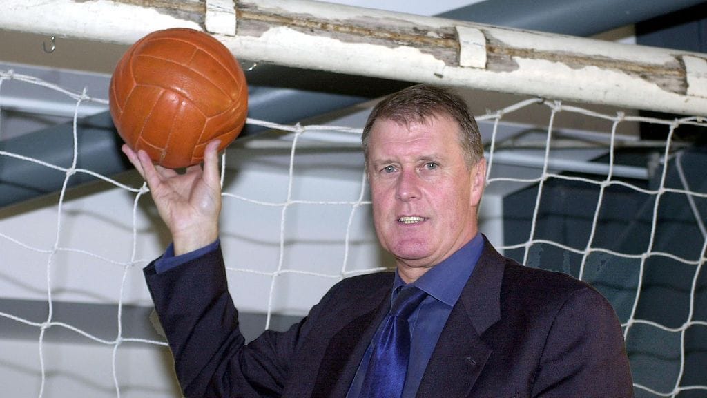 Geoff Hurst ja vuoden 1966 MM-finaalin peliväline.