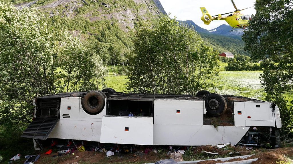 Turistibussi suistui ulos tieltä ja kääntyi katolleen Norjassa Valldalin lähistöllä 30. heinäkuuta 2016.