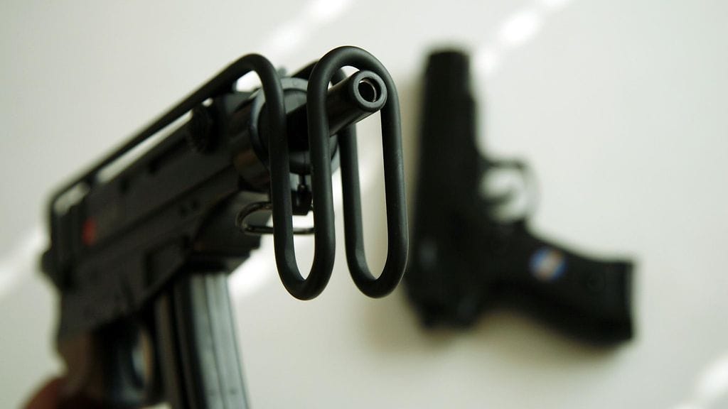 Poliisi sai eilen illalla tiedon, että mies kulkee käsiaseelta näyttävä esine kädessään talon pihassa Kumpulassa Helsingissä.