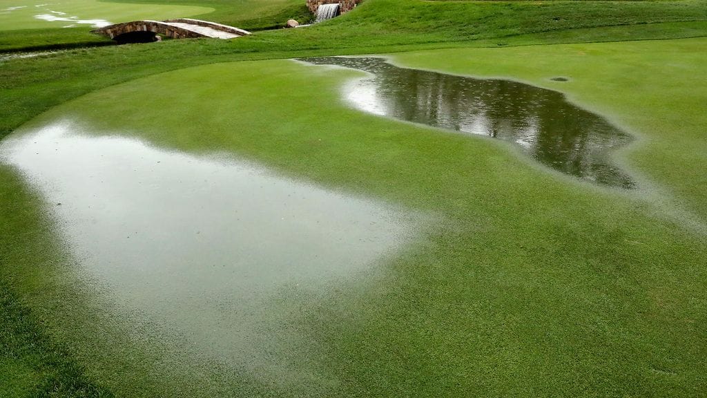 Baltusrol Golf Clubin kenttä lainehti vettä lauantaina.