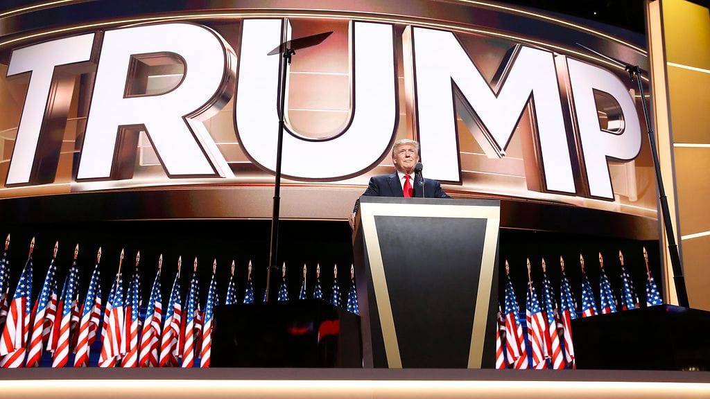 Donald Trump pitämässä puhetta Los Angelesissa republikaanien puoluekokouksen päätöspäivänä 21. heinäkuuta 2016.