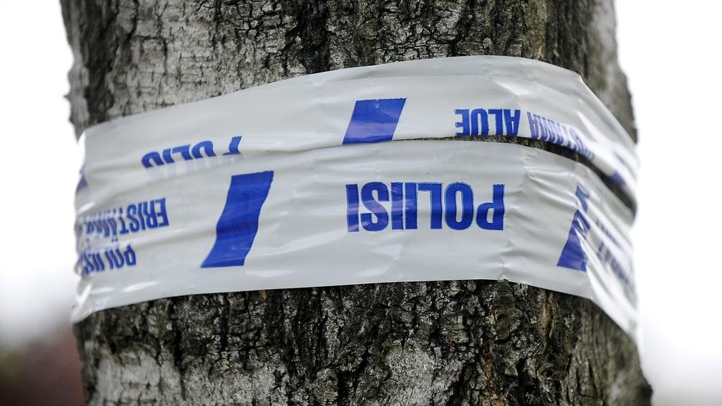 Poliisi ampui miestä jalkaan Helsingin Puotilassa perjantaina 20. toukokuuta 2016. Poliisin sulkunauhaa ampumapaikalla Puotilassa talon parkkipaikalla.