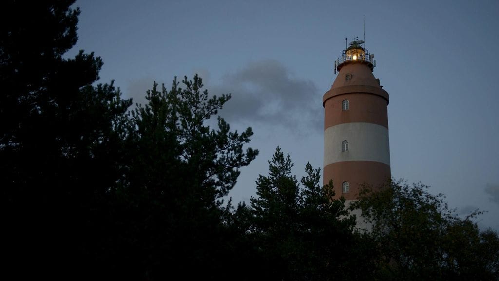 Elokuu alkaa tänä vuonna kohtuullisen lämpimänä, ja selkeintä on öiseen aikaan. Isokarin majakka iltahämärässä 17. elokuuta 2014.