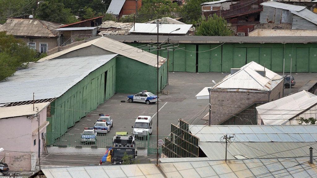 Poliisiautoja Erebunin poliisiaseman ulkopuolella Jerevanissa Armeniassa 30. heinäkuuta 2016.