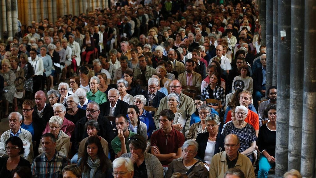 Ihmisiä murhatun pappi Jacques Hamelin muistotilaisuudessa Rouenin katedraalissa 31. heinäkuuta 2016.