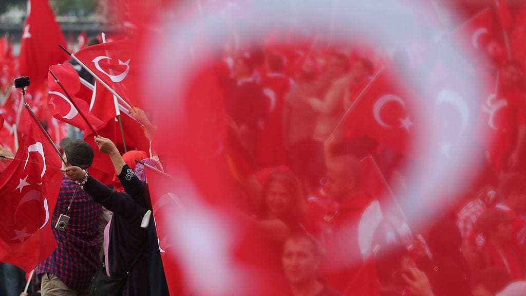 Presidentti Recep Tayyip Erdoganin kannattajia mielenosoituksessa Kölnissa Saksassa 31. heinäkuuta 2016.