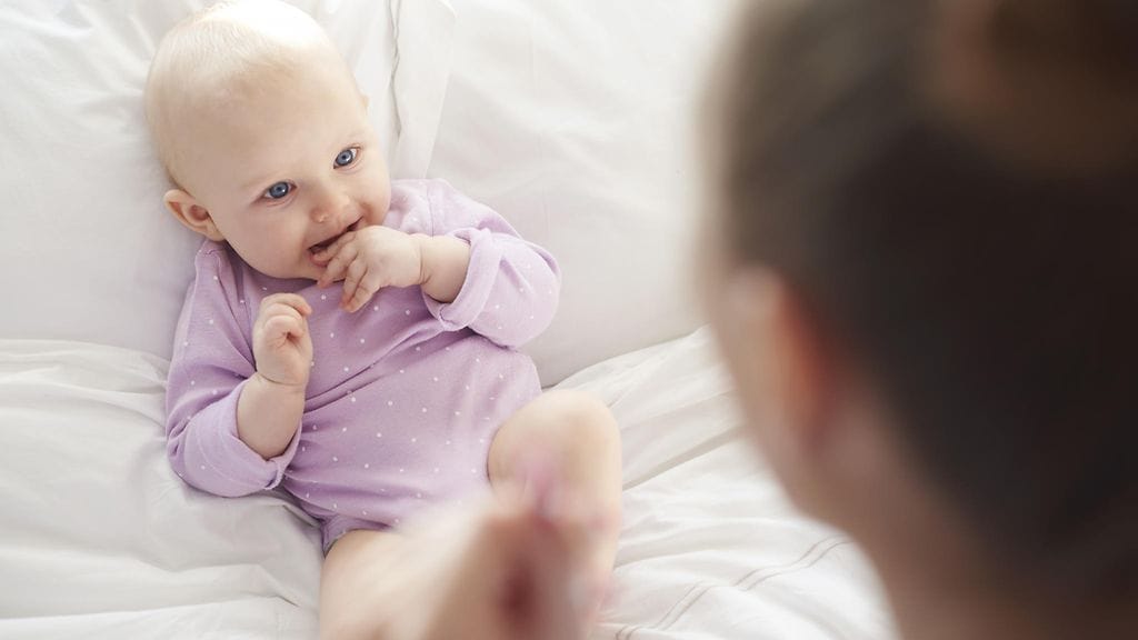 Asiantuntijat suosittelevat puhumaan vauvoille tavalla, joka tuntuu itsestä hyvältä.