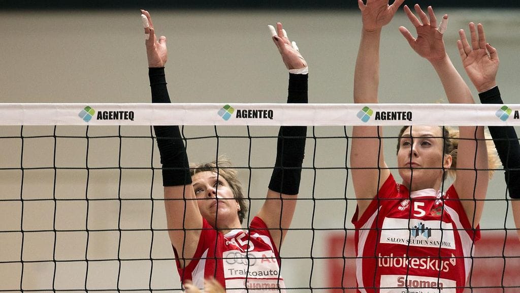 Viktoriia Tuchashvili (vas.) ja Kaisa Jokinen torjuntatehtävissä
