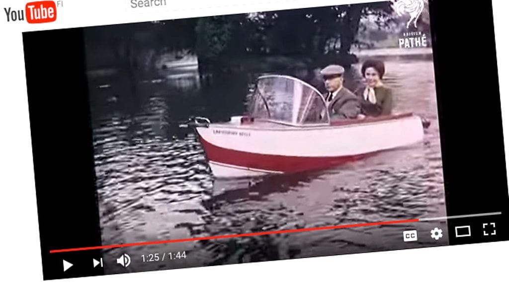 Youtube-kuvakaappaus vuoden 1960 moottoripyörävene-pariskunnan risteilyltä.