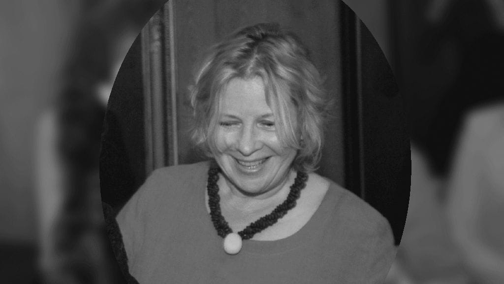 Tarleena Sammalkorpi luovuttaa vuoden 2007 Eino Leino -palkinnon Eira Stenbergille luovutustilaisuudessa ravintola Laulumiehessä 15. maalsikuuta 2007.