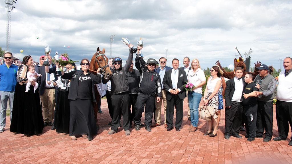 Vitterin taustajoukut pääsivät sunnuntaina tuulettamaan kuninkuuskilpailun voittoa.