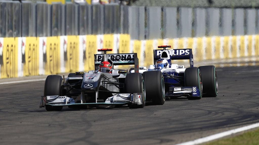 Michael Schumacher ja Rubens Barrichello kisaavat Unkarissa 2010.