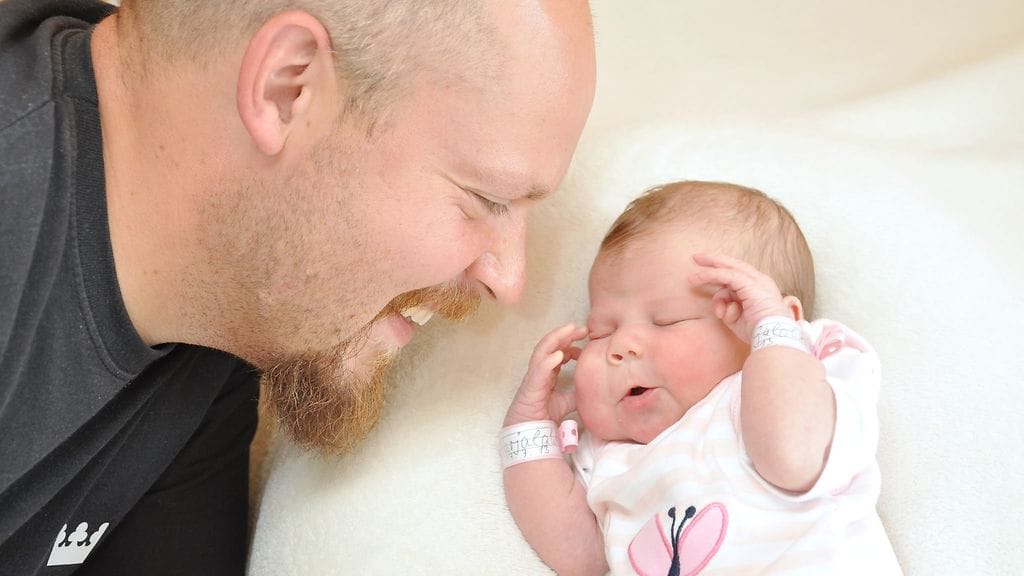 Isä ja tytär yhdessä.