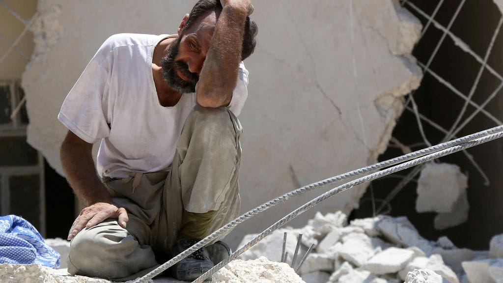 Mies Aleppon tuhojen keskellä 17. heinäkuuta 2016.