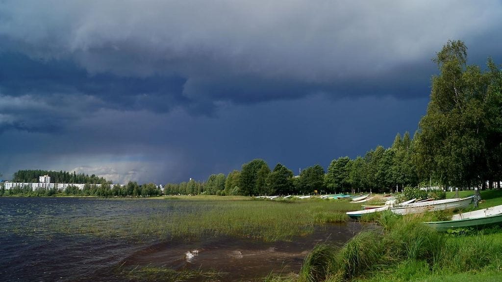 Ukkospilvet tummensivat taivaan Jyväskylässä tiistaina. Kuva: Maarit Siitonen.
