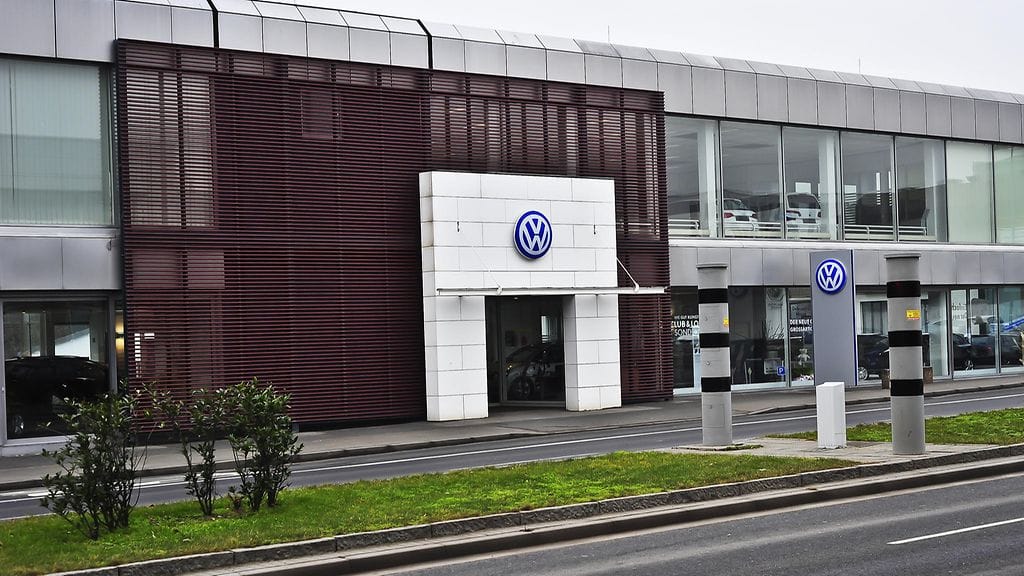 Volkswagenin myymälä Saksan Wiesbadenissa.