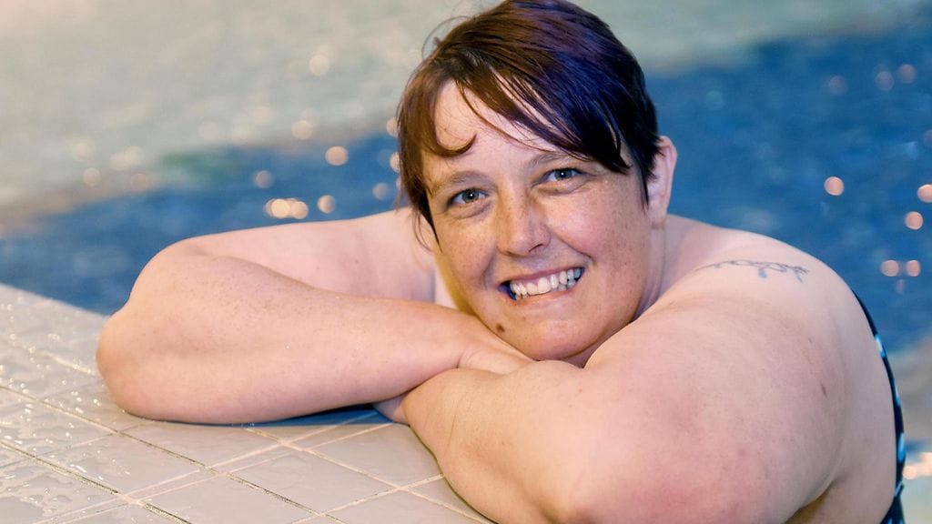 Donna McMahon voitti vesipelkonsa ja nauttii nyt uimisesta täysin rinnoin.