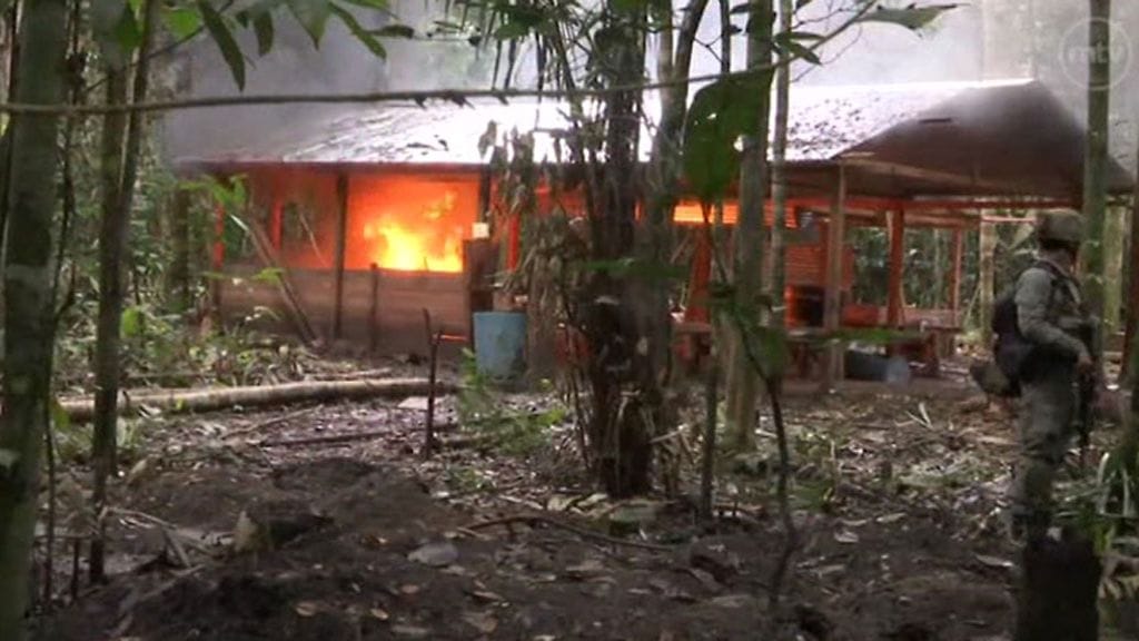 Kolumbiassa viranomaiset tuhoavat huumelaboratoriota.