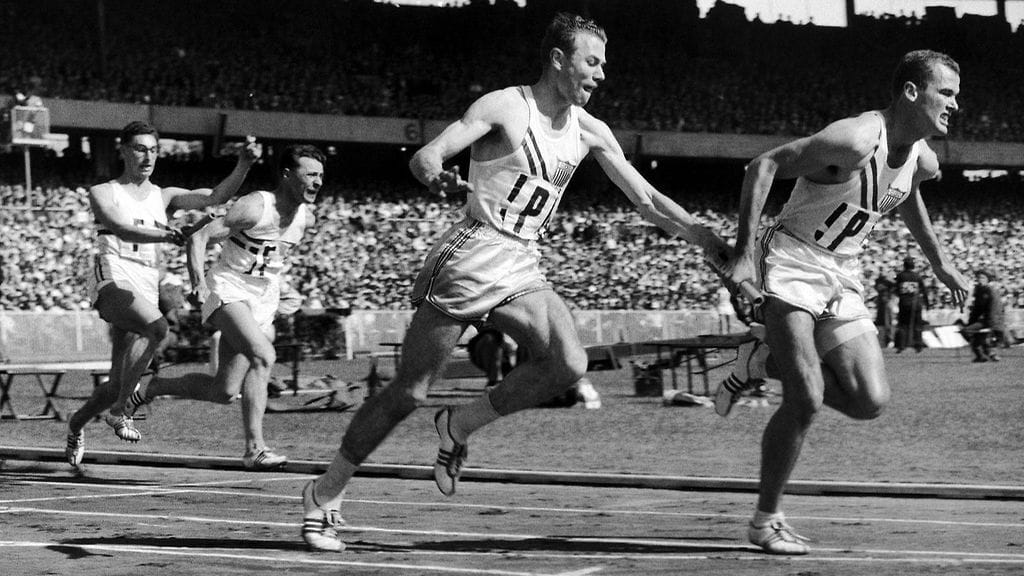 Bobby Morrow (oik.) juhli kolmea olympiakultaa vuoden 1956 kisoissa.