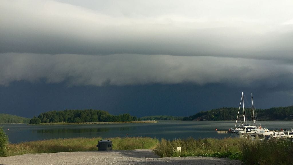 Ukkosrintama lähestyi Paraisia tiistaiaamuna 2. elokuuta.