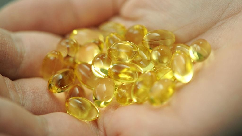 Omega-3-rasvahappoja sisältäviä kalanmaksaöljykapseleita.