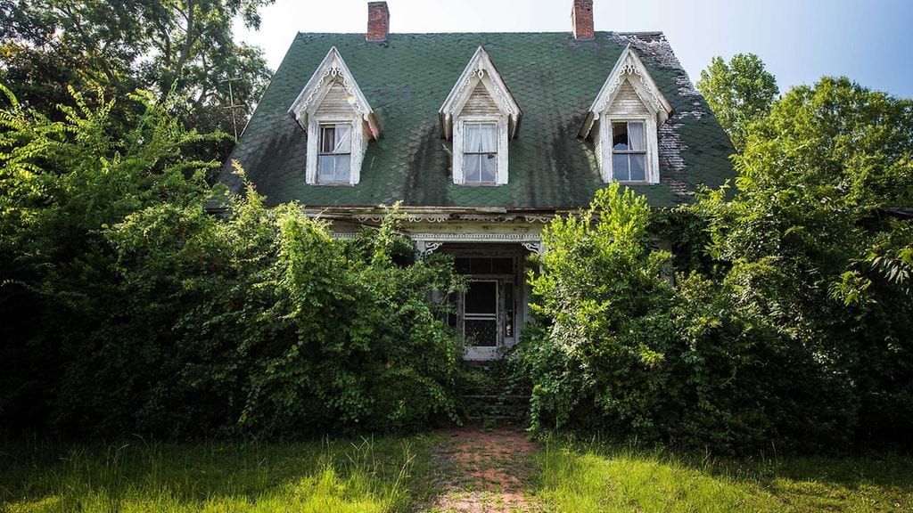 Hylätty majatalo näyttää ulospäin ränsistyneeltä, mutta on sisältä täysin koskematon.