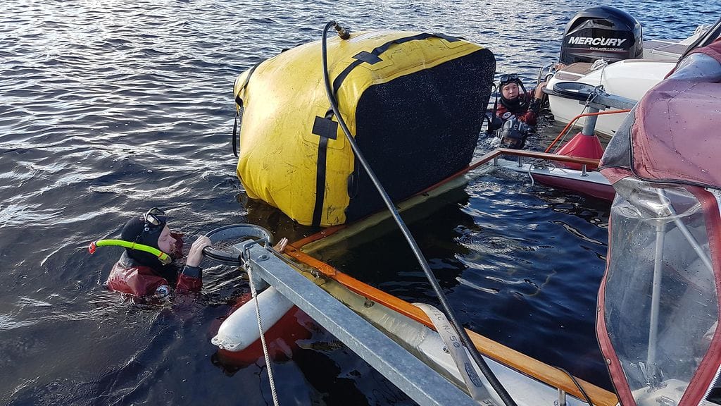 Palomiehet Mikko Liljeroos (vasemmalla)  ja Sami Hyvönen (oikealla) pintapelastusvarustuksessa laittamassa nostotyynyä paikoilleen. Kuva: Keski-Suomen pelastuslaitos