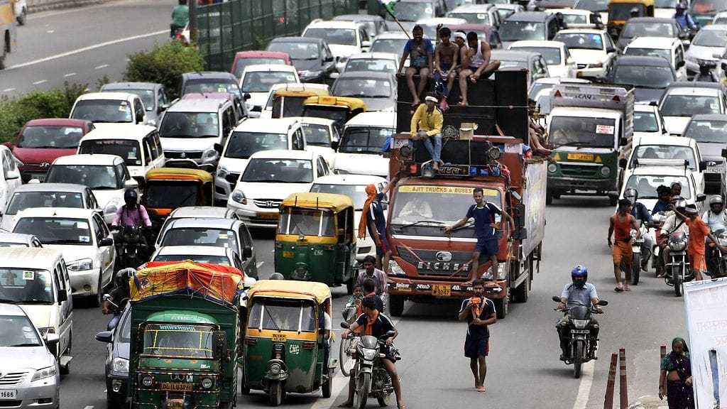 Kuvituskuva Intian liikenteestä. WHO arvioi, että Intian tiet kuuluvat maailman vaarallisimpien joukkoon.
