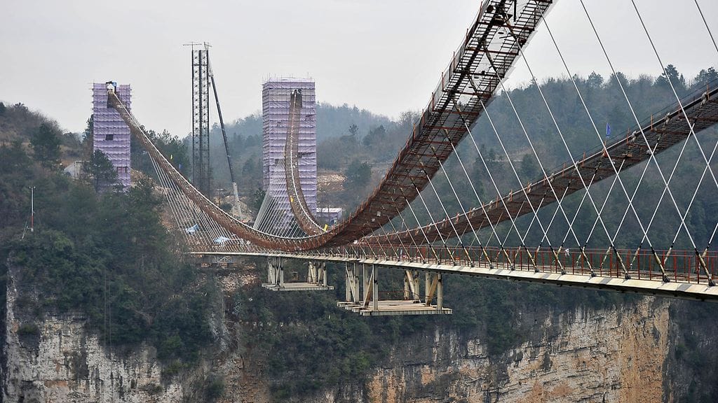 Maailman pisin lasisilta rakennusvaiheessa.