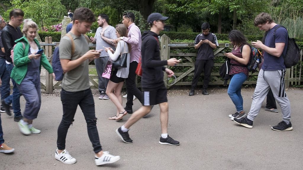 Kuvituskuvassa Pokémon Go -pelaajia lontoolaisessa puistossa.