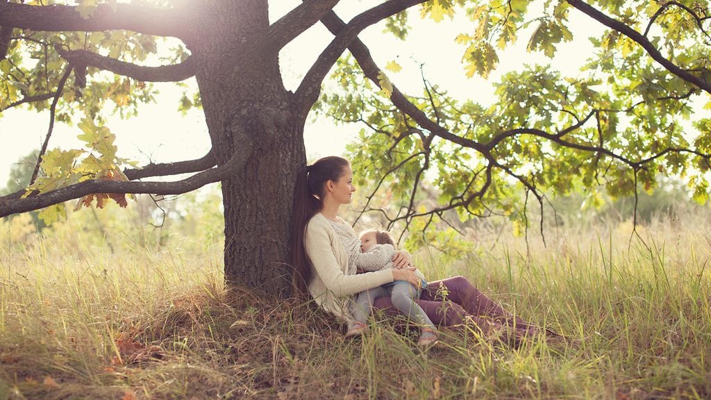 Elokuussa vietettävä kansainvälinen imetysviikko juhlistaa äidin ja lapsen yhteyttä.