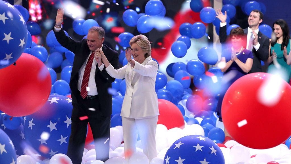 Demokraattien presidenttiehdokas Hillary Clinton ja hänen varapresidenttiehdokkaansa Tim Kaine demokraattien puoluekokouksessa 28. heinäkuuta 2016.