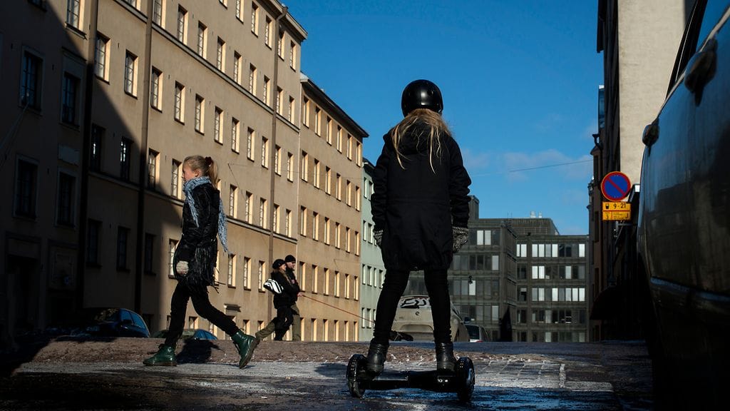 Jalankulkua avustavilla tai korvaavilla laitteilla ja liikkumisvälineillä kuljetaan jalankulkuväylillä. Näissä laitteissa on enimmillään 1 kW:n moottori ja niiden rakenteellinen enimmäisnopeus on 15 km/h.