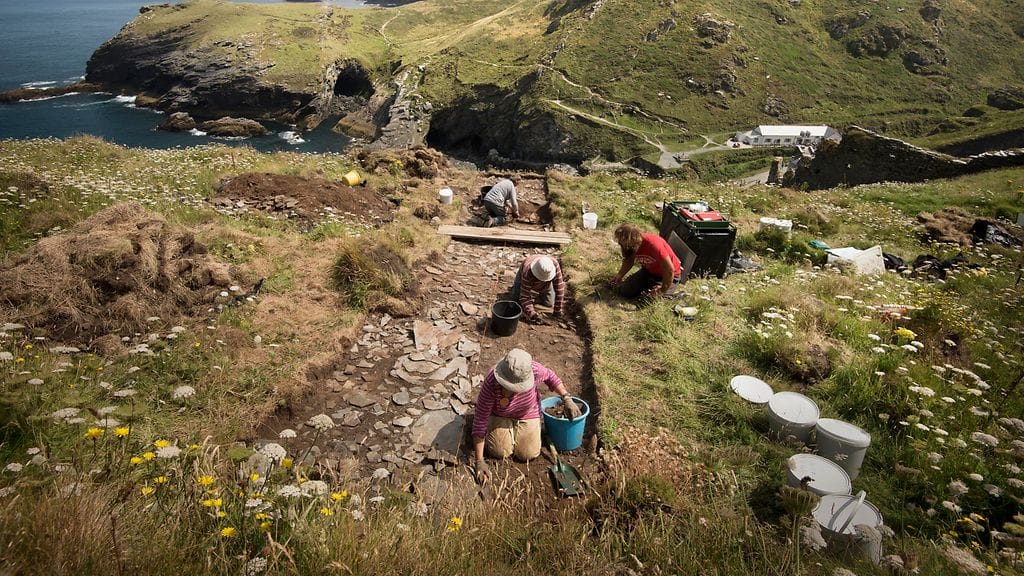 Kuvassa mahdollisesti myyttiselle kuningas Arthurille kuuluneen linnoituksen kaivauksia Cornwallissa, Englannissa.
