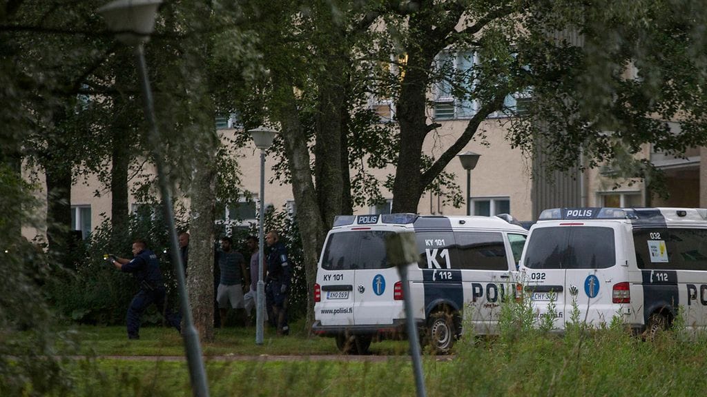 Poliisi turvautui käyttämään etälamautinta taltuttaakseen vastaanottokeskuksella riehuneen miehen.