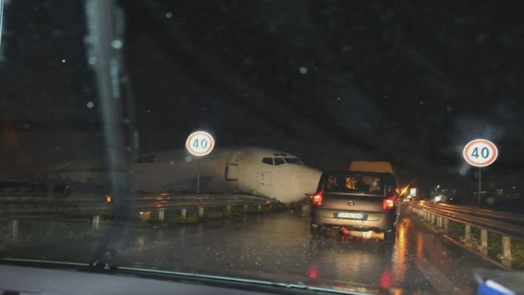 DHL-kone laskeutui tielle Italiassa. Facebook/Marco Mauri Pude via Storyful