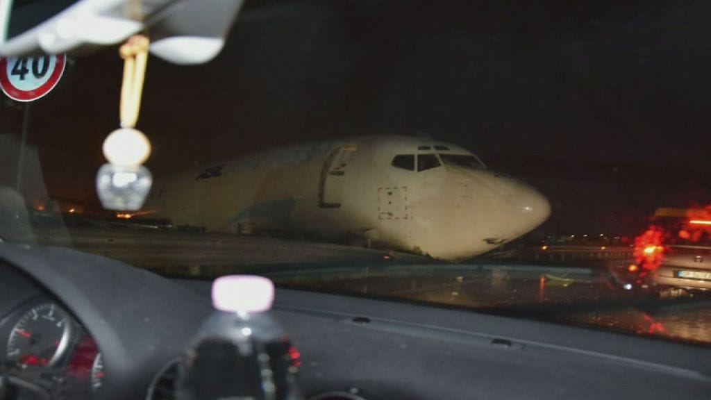 DHL-kone laskeutui tielle Italiassa. Facebook/Marco Mauri Pude via Storyful