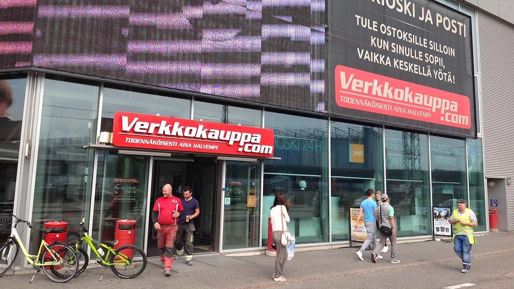 Auto syttyi tuleen Verkkokauppa.comin Helsingin myymälän parkkihallissa.