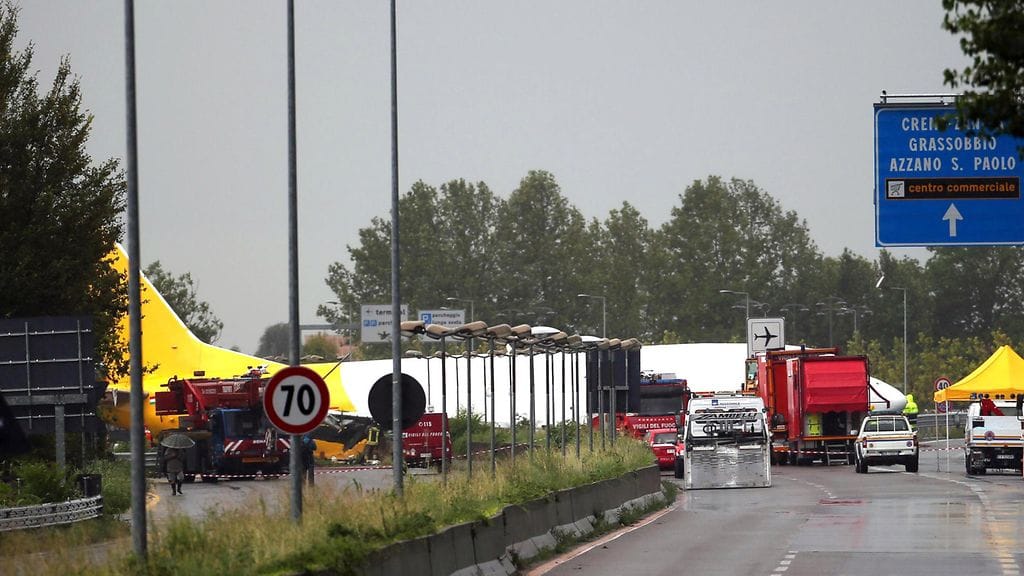 Italian rahtikone keskellä tietä