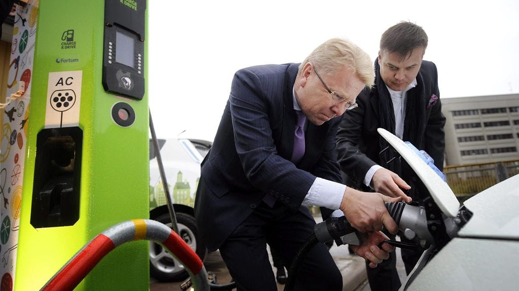 Silloinen elinkeinoministeri Jyri Häkämies vihki ensimmäisen sähköauton latauspisteen valtaväylällä käyttöön Nihtisillan ABC:lla Espoossa 26. syyskuuta 2012.