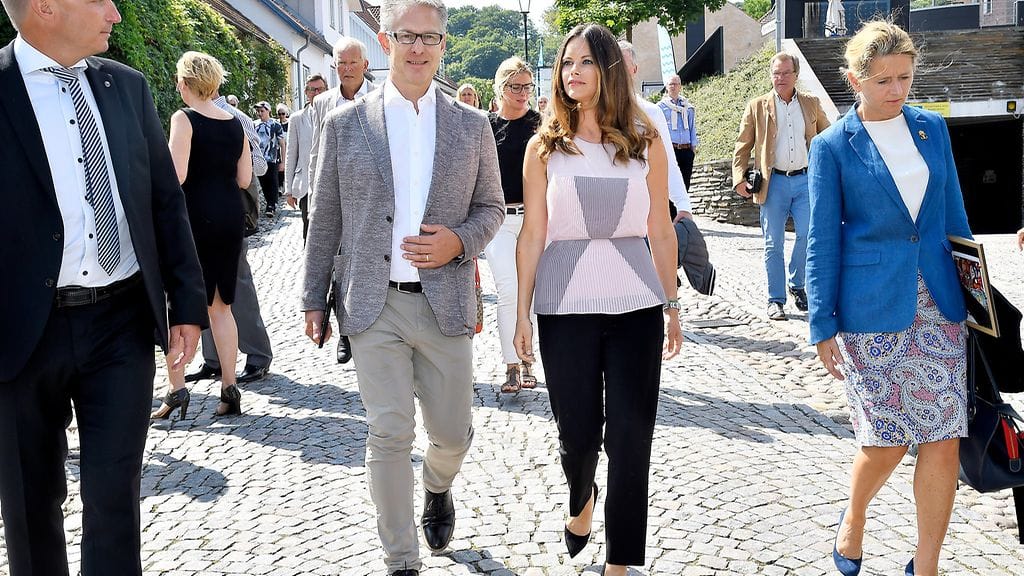 Prinsessa Sofian edustustyyli oli hyvin erilainen päivä -ja iltatilaisuuksissa.