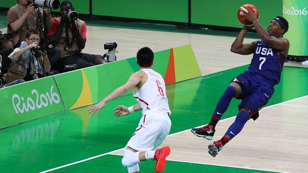 Kyle Lowry haki pisteitä myös erikoisemmista asennoista.