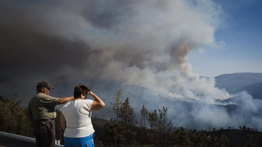Metsäpalot ovat yleisiä Portugalissa tähän aikaan vuodesta. Kuvassa metsäpalo Cobasin kylässä Pohjois-Portugalissa 10.8.2015.