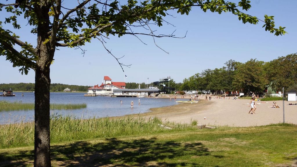 Yhden uimarin pelastustilanne aiheutti vaaratilanteen useammalle uimarille Tammisaaren uimarannalla. Kuvituskuva.