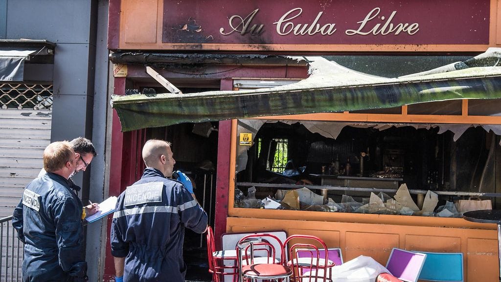 Syntymäpäiväkakun kynttilät sytyttivät polystyreenivalmisteisen katon Au Cuba Libre baarin kellaritilassa Rouenissa Ranskassa 6. elokuuta 2016.