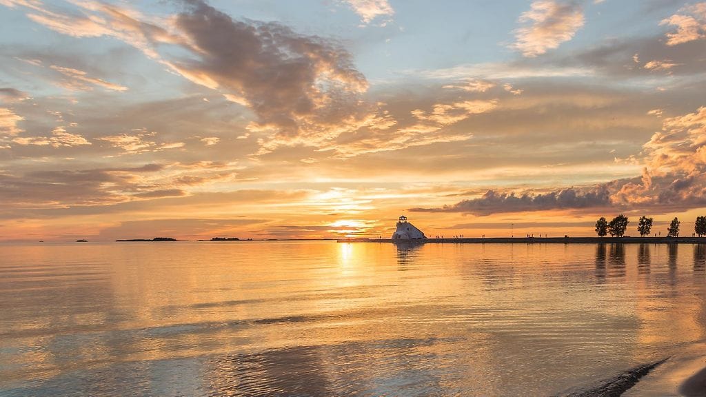 Laskeva aurinko kultasi Perämeren Oulun Nallikarissa lauantai-ltana 6.8. Lukijan kuva.