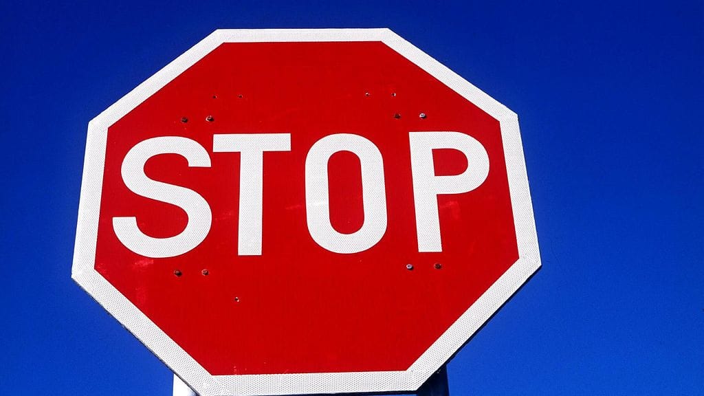 Poliisin mukaan stop-merkin takaa toista autoa päin ajanut kuski puhalsi alkometriin reilun promillen lukemat.