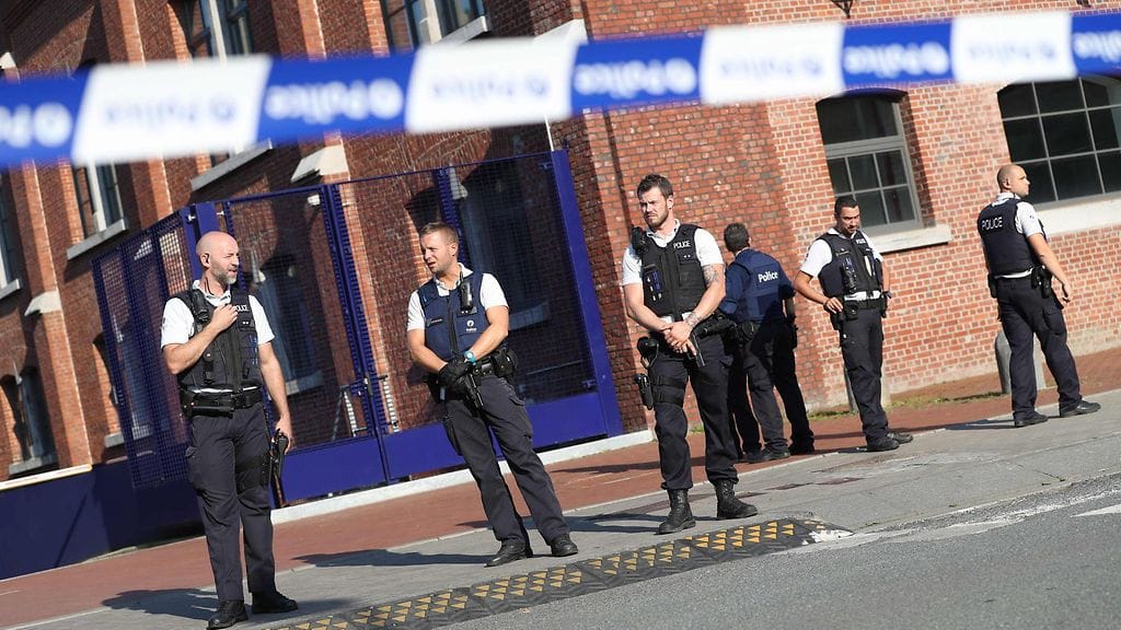 Poliisit partiovat paikalla, jossa machetella varustatunut mies haavoitti kahta poliisia Charleroissa Belgiassa 6. elokuuta 2016.